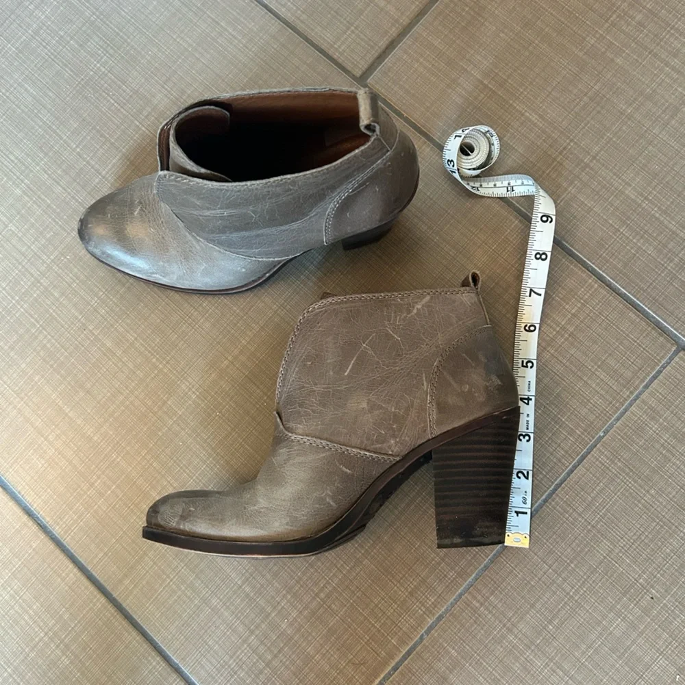Super cute Lucky Brand heeled, leather ankle booties - Picture 6 of 6